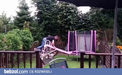 Wślizgiem na trampolinę