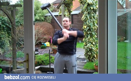 Poranna rozgrzewka z młotem