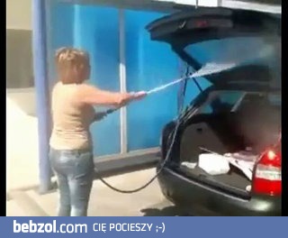 Kobieta vs myjnia samochodowa