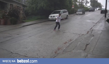 Zjazd na butach ze śliskiej górki