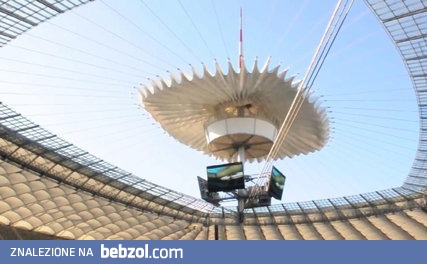 Zamknięcie dachu na stadionie w Warszawie