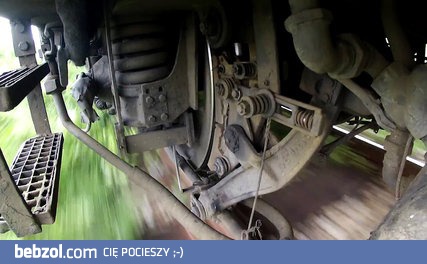 Podwozie pociągu przy 100 km/h - hipnotyzujące.