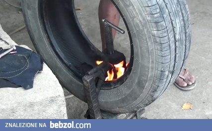 Ręczna naprawa opony w przydrożnym warsztacie w Filipinach