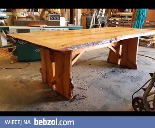 Klimatyczny drewniany stół