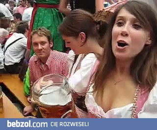 Ładna dziewczyna wypija piwo w 55 sekund