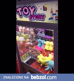 Zuchwała kradzież z automatu z zabawkami