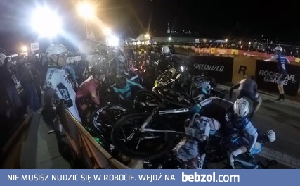 Karambol kolarski niedługo po starcie