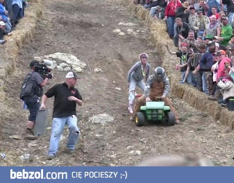 Zjazd Rednecków na dziecięcych autkach