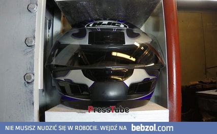 Jak wygląda kask motocyklowy pod prasą hydrauliczną