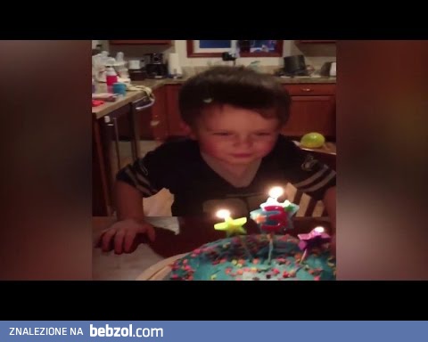 Dziecko próbuje zgasić świeczki