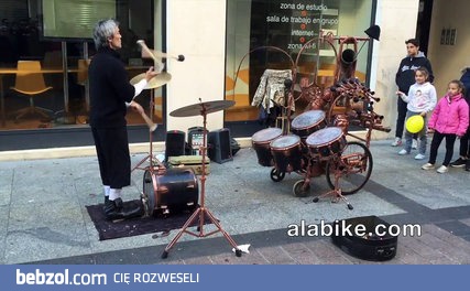 Krótki uliczny występ artysty Fuman Musicoloco