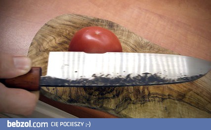 Sprawdzam ostrość jednego z moich nozy na pomidorze