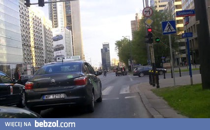 Agresywny kierowca atakuje rowerzystę