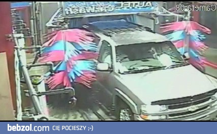 Wypadek w myjni samochodowej