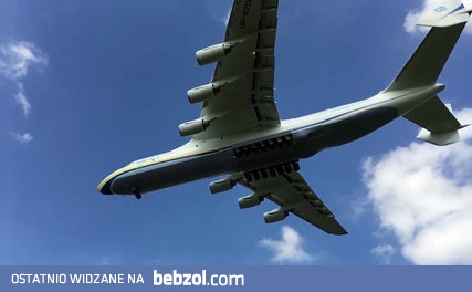 Piękny widok w spowolnieniu lądującego Antonov An-225 Mrija 