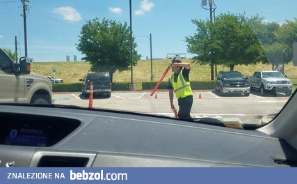 Pozytywnie zakręcony koleś w swojej pracy