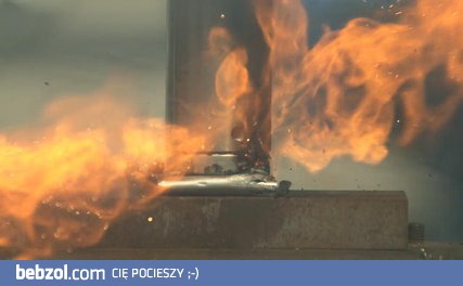 Bateria wybucha pod prasą hydrauliczną w zwolnionym tempie