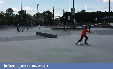 Reakcja dziecka na widok kolizji w skateparku