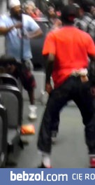 Ostatni samuraj powstrzymuje bójkę trzech czarnuchów