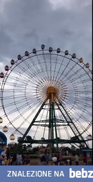 Potężny wiatr w parku rozrywki