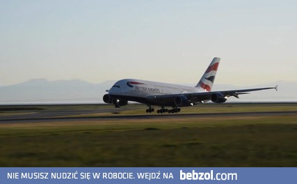 Bardzo niski przelot samolotem nad drogą startową