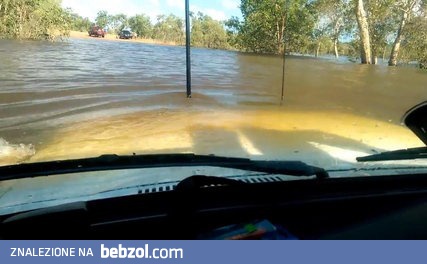 Przejazd przez zalaną drogę samochodem Toyota Land Cruiser