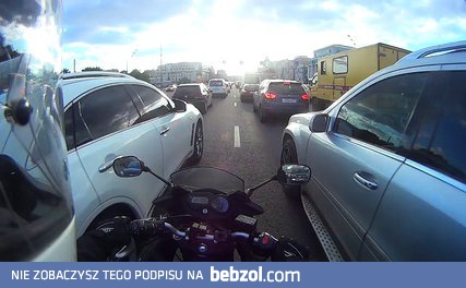 Jedziesz sobie spokojnie motocyklem omijając samochod
