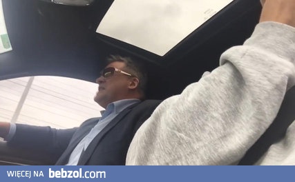 Syn przyczepil napis do ojca samochodu...