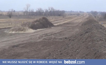 Zabawa dynamitem w stylu filmowego potwora z filmu Wstrząsy