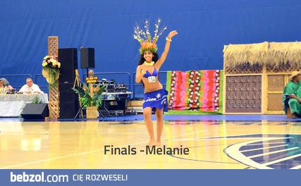 Zmysłowy taniec Tahiti podczas zawodów Hura Tahiti 2015