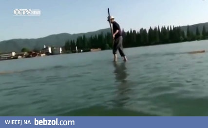 Chińczyk codziennie pływa do pracy na bambusowym patyku