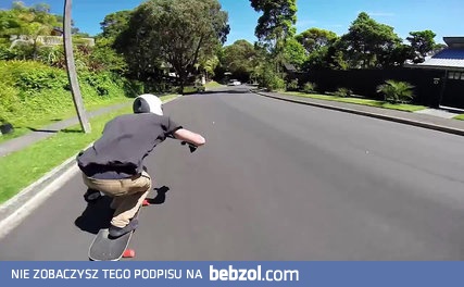 Wyprzedzanie aut na deskorolce