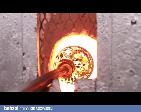 Proces ręcznego tworzenia kolorowego dzbanka