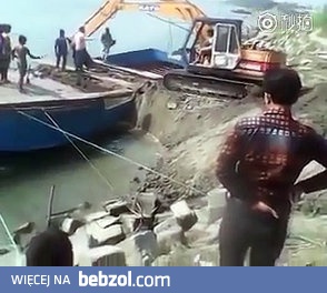 Tak wjeżdżam koparką na barkę - poziom 