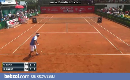 Gracz traci cierpliwośc do stękającego przeciwnika 