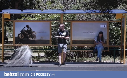 BMW S1000RR - dość oryginalnie zrobiona reklama motocykla