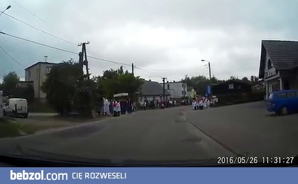 Przejazd VW Passatem podczas procesji Bożego Ciała