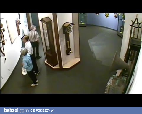 Mężczyzna odwiedzający muzeum ignoruje zakazy