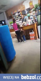 Przychodzi kobieta do zoologicznego z reklamacją ryby