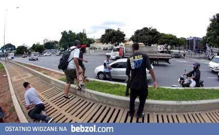 Grupa skejterów goni złodzieja i odzyskuje skradziony portfel 