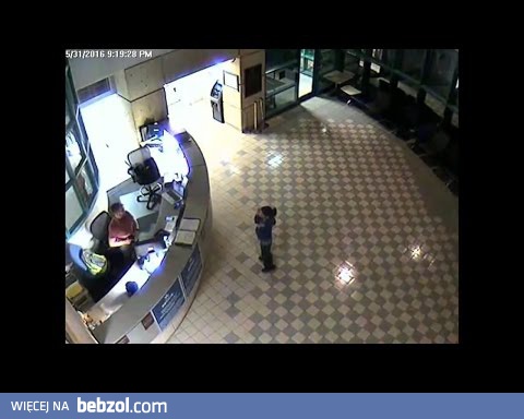 Kobieta wchodzi z dwoma nożami na posterunek policji w Teksasie