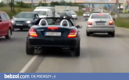 Mercedes blokuje karetkę na sygnale