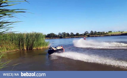 Koszenie trzciny na dętce za skuterem