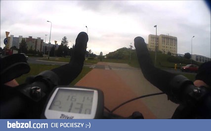 Rowerzysta na chodniku, biegacz na ścieżce