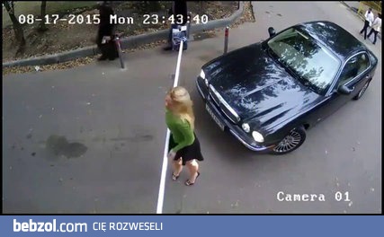 Dziewczyna vs szlaban