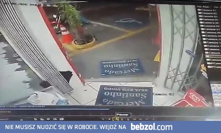 Facet w kasku wchodzi na stację benzynową... 