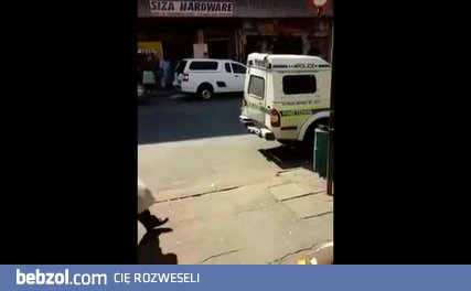 Spektakularna ucieczka z policyjnego wozu
