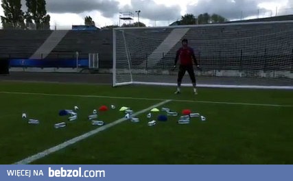 Petr Čech ćwiczy refleks i wyciąganie rykoszetów