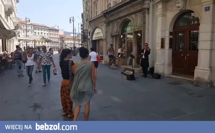 Ojciec zachęca córkę aby ta zatańczyła