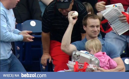 Kibic łapie jedną ręką piłkę bejsbolową 